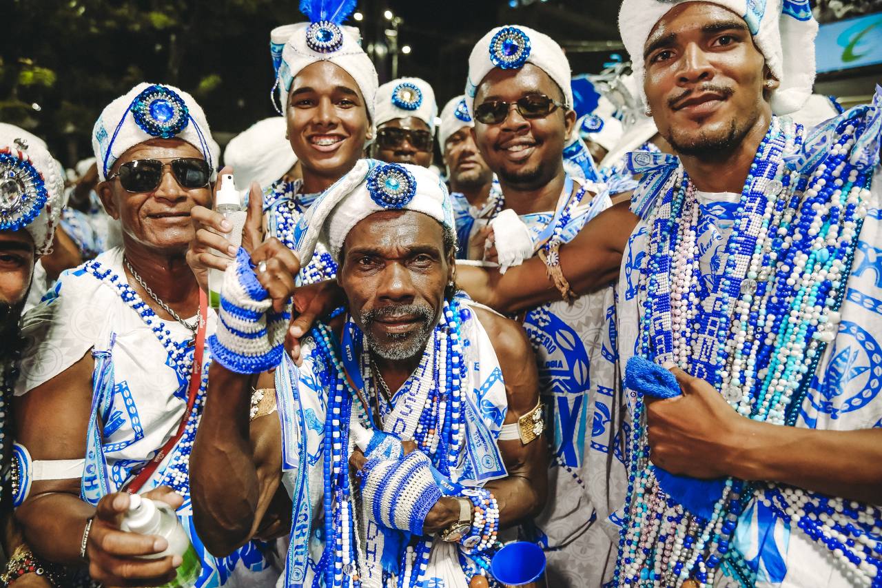 O toque do agogô une gerações no afoxé Filhos de Gandhy 