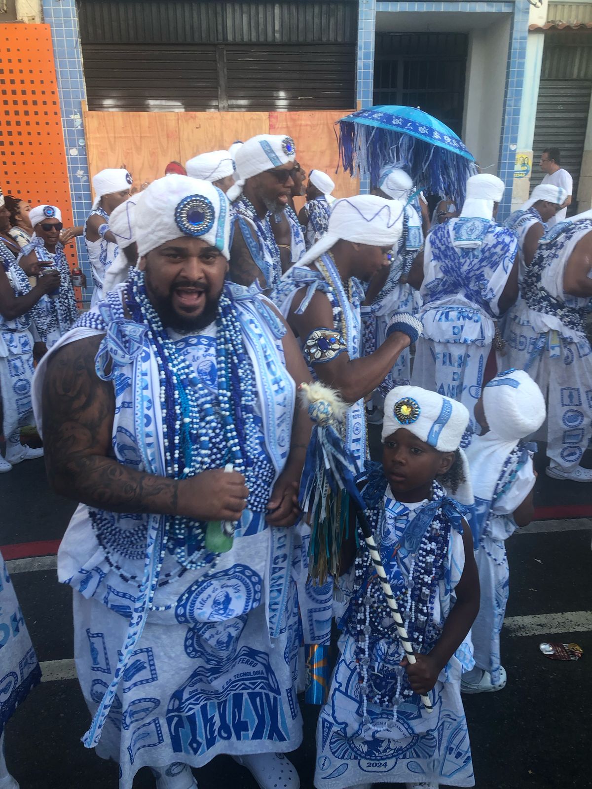 O toque do agogô une gerações no afoxé Filhos de Gandhy 