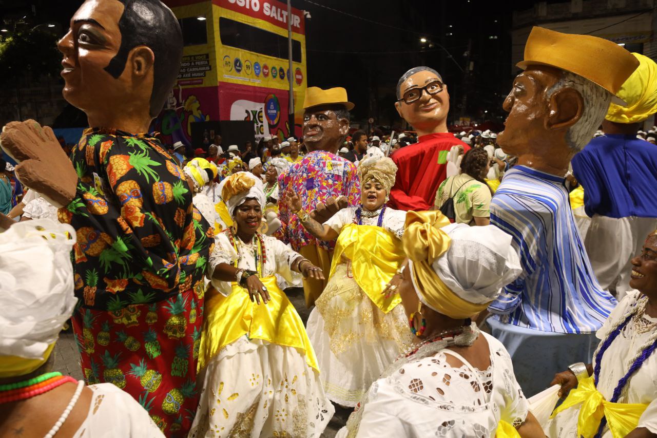 Bloco Vem Sambar Desfila no circuito Osmar
