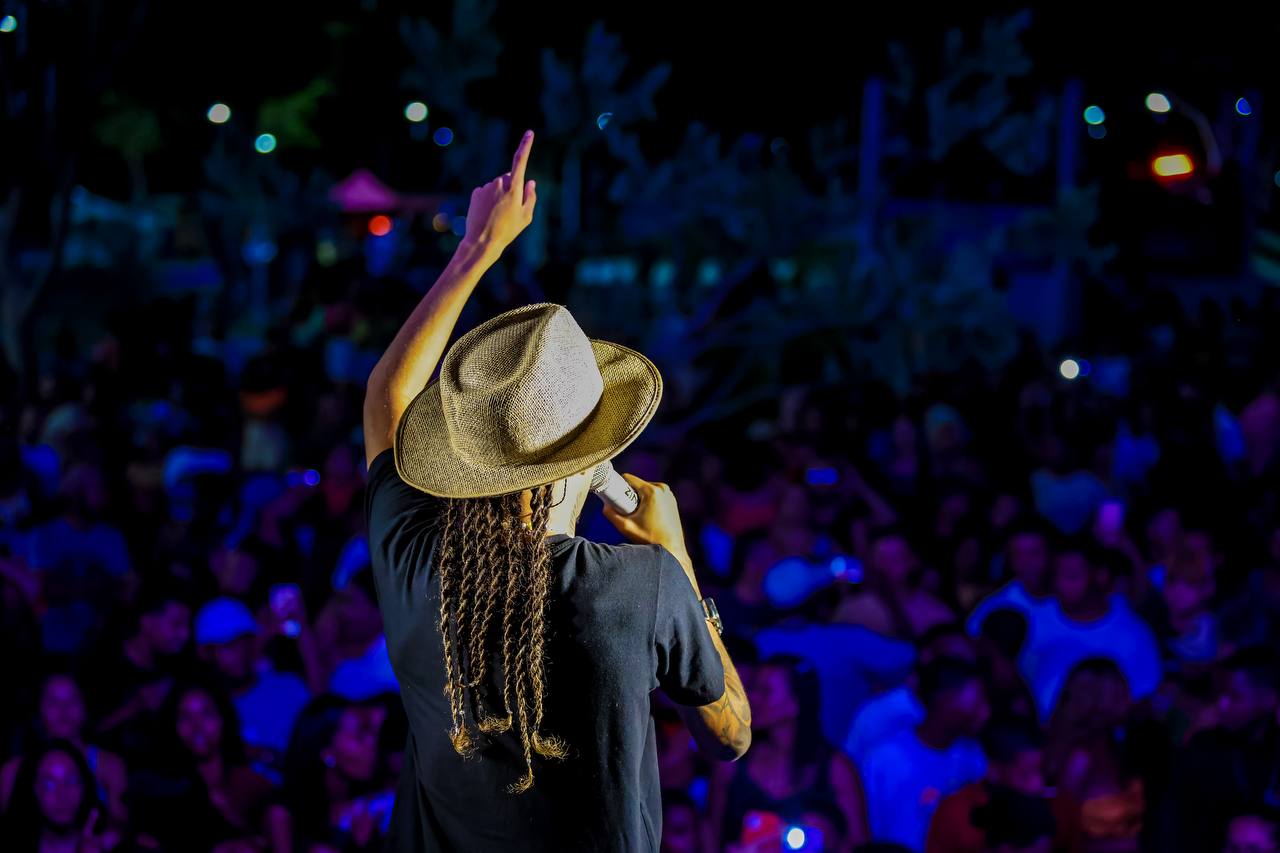 Theuzinho embala multidão em ritmo de arrocha na última noite de Pré-Micareta de Feira