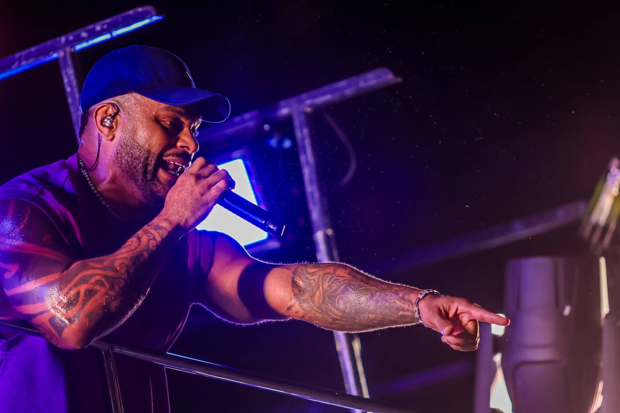 Tony Salles encerra primeiro dia da pré-Micareta com energia e samba no pé