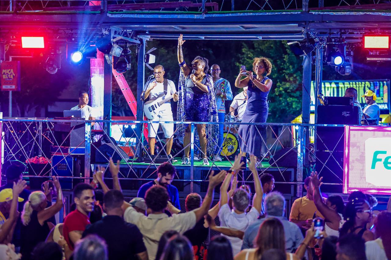 Paula Sanffer leva sucessos da Axé Music para a pré-micareta de Feira