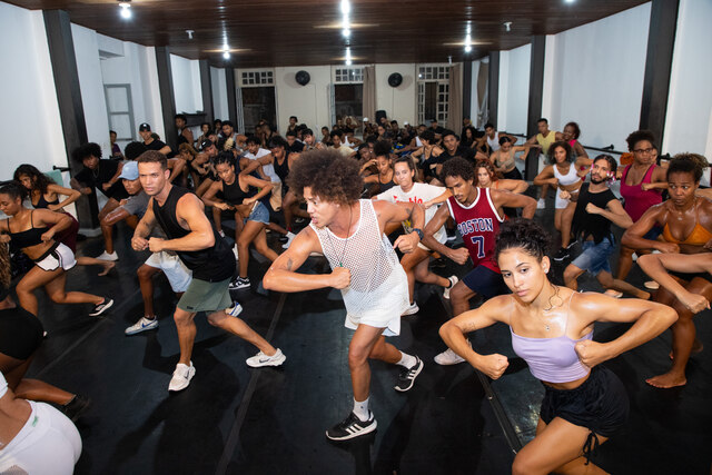 Funceb promove aulas abertas nas praças do Pelourinho em comemoração ao mês da dança