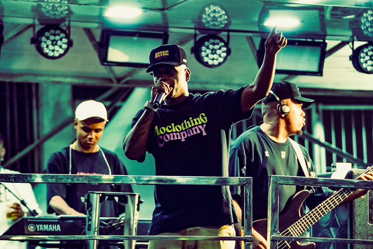 Caíque Machado convida foliões para arrochar debaixo de chuva no Palco Bel da Bonita