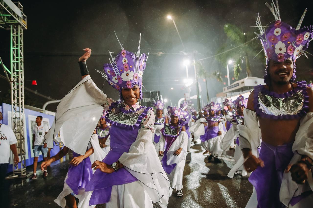 Afoxé Filhos de Nanã reverencia deusa do ouro em desfile na Micareta de Feira 