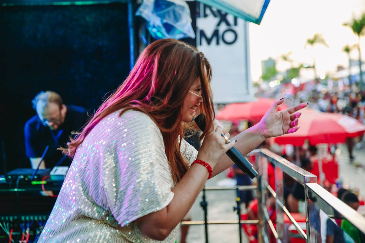 Com samba e MPB, Belô Velloso homenageia raízes baianas na Micareta de Feira