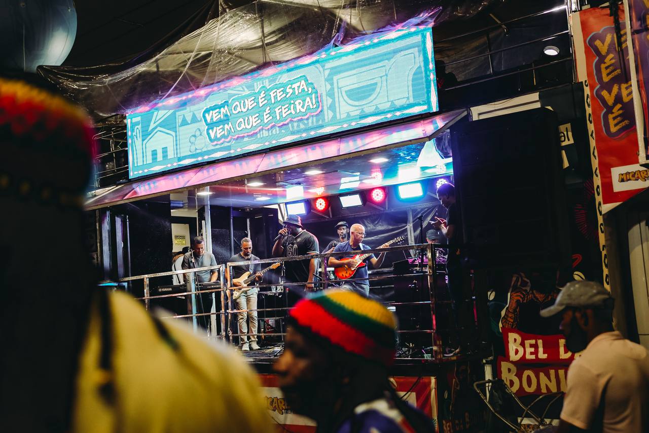 Banda Abordagem convida público do Palco Bel da Bonita para cantar e dançar sucessos do reggae internacional