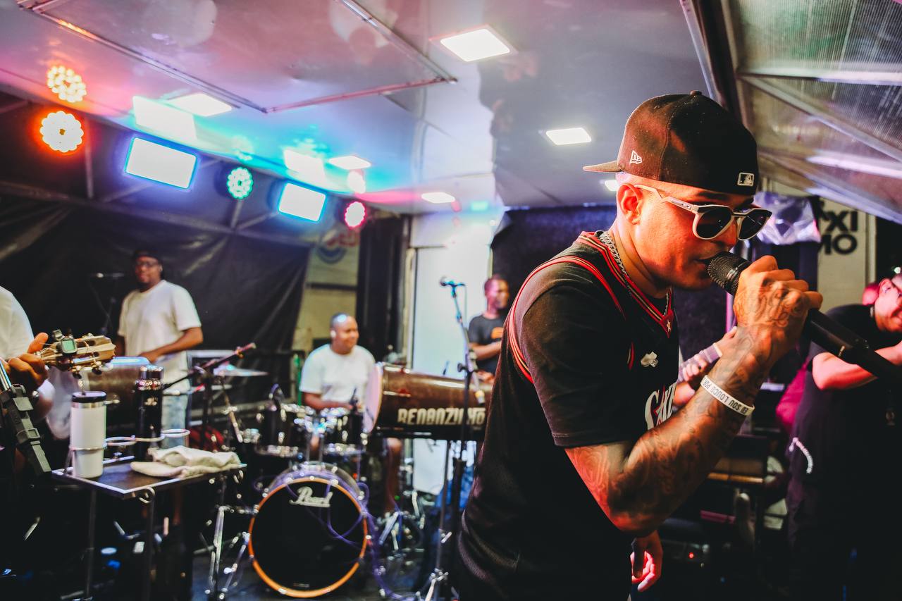 Renanzinho CBX estreia na Micareta de Feira com show animado de samba e Axé