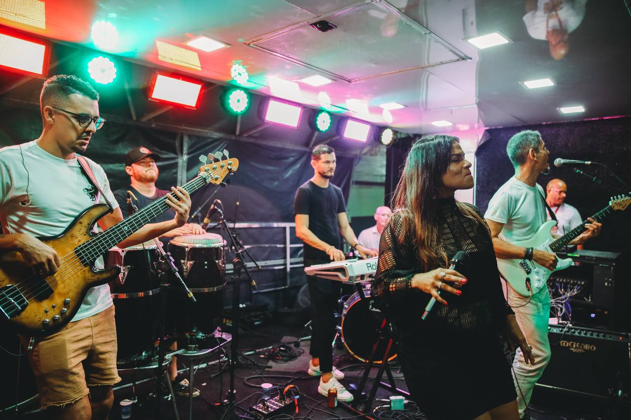Duo elétrico encerra Palco Pranchão da Micareta de Feira com axé raiz e homenagem a Bel da Bonita