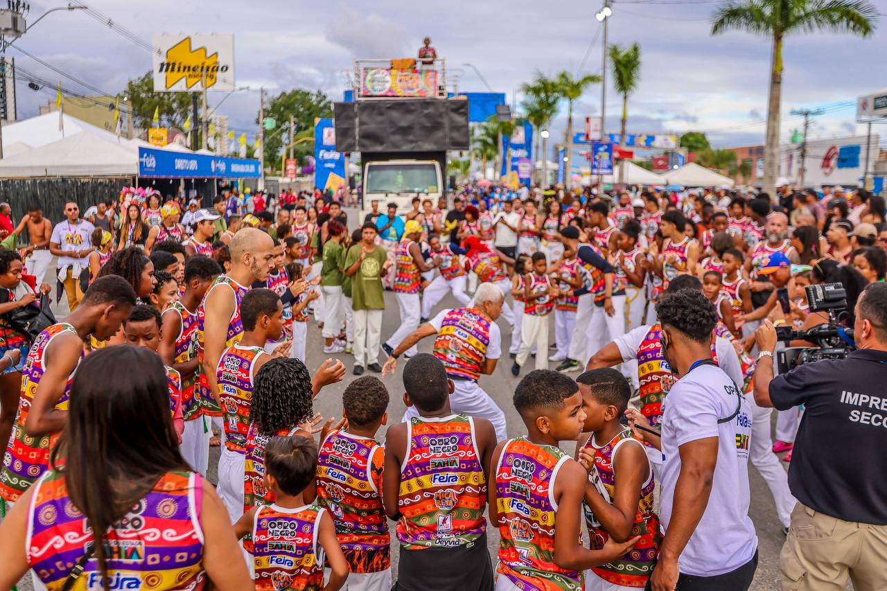 Os Nagôs levam capoeira e alegria para a Micareta de Feira