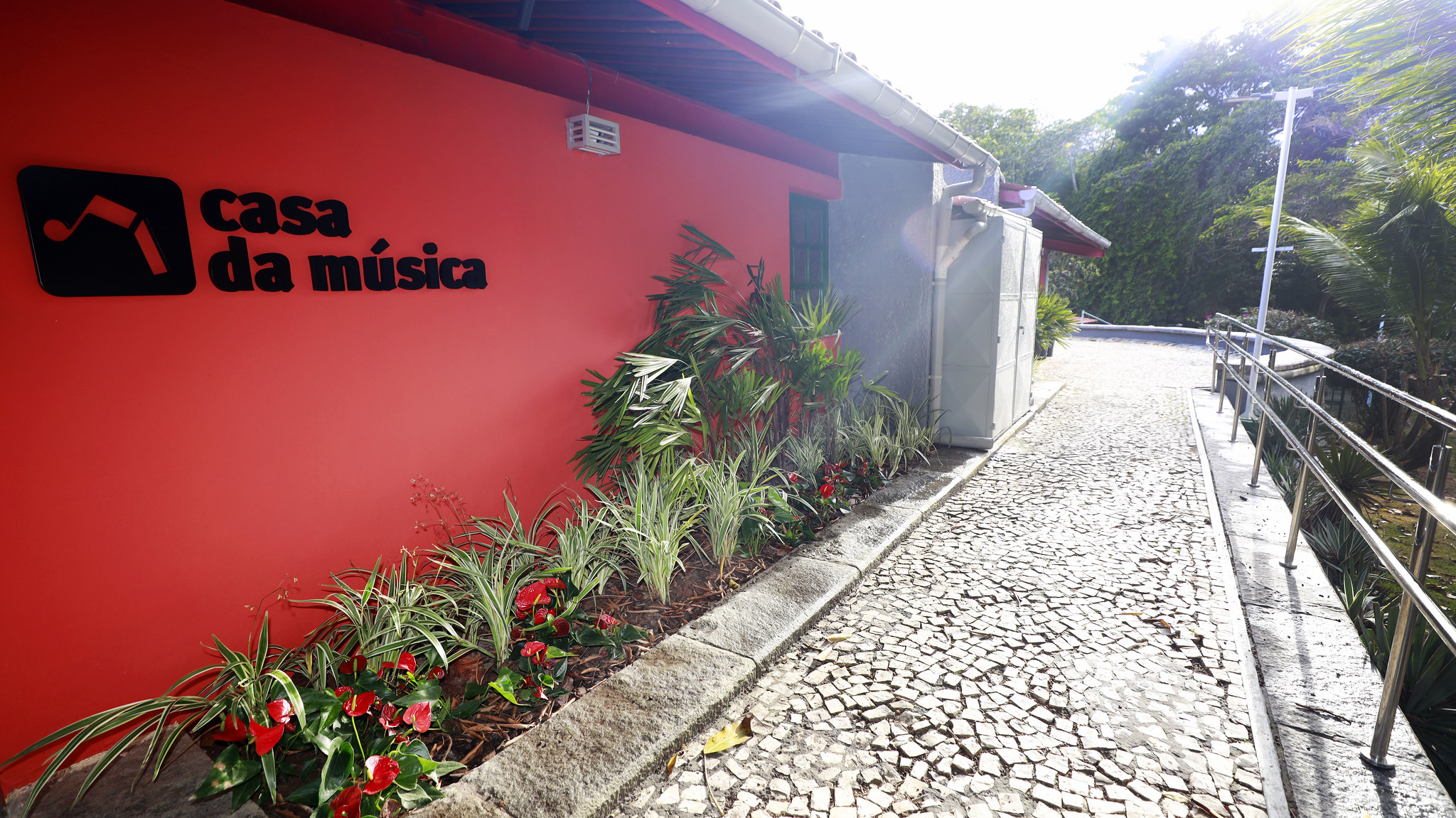 🎉 *Dia de festa para a Cultura!* 🥳  🥁_Casa da Música celebra 32 anos com reabertura e anúncio de novo espaço cultural em Itapuã_ 🎼  A população de Salvador ganhou, nesta quarta-feira (3), um presente especial: a entrega da Casa da Música, em Itapuã, reformada e modernizada no dia em que o espaço celebra 32 anos de existência. O equipamento cultural foi entregue após obras de requalificação realizadas pelo Governo do Estado, por meio da Secretaria de Cultura da Bahia (SecultBA). A cerimônia contou com a 