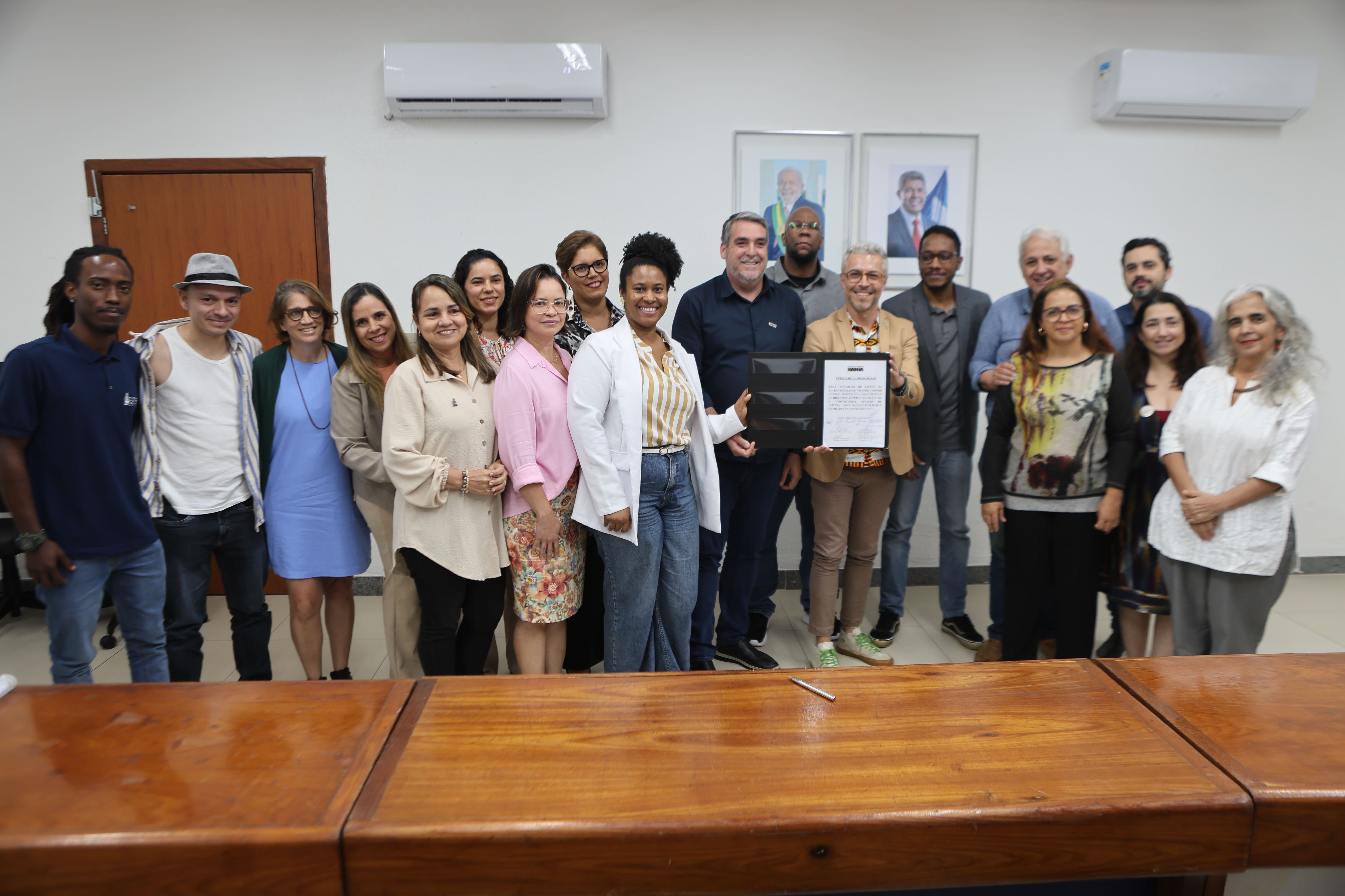 Governo da Bahia adquire mais de 14 mil livros para bibliotecas públicas com recursos da PNAB