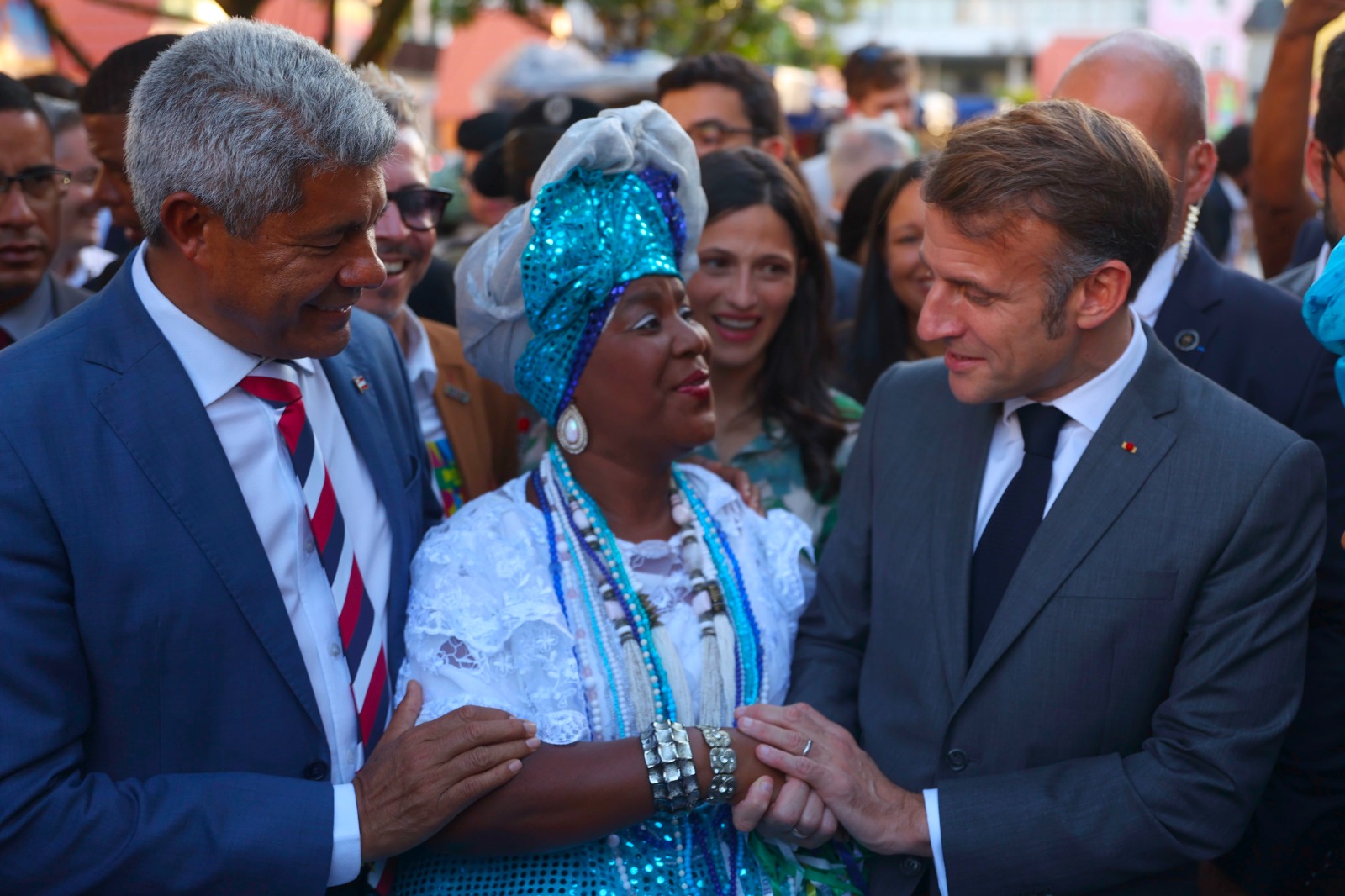 Presidente da França, Emmanuel Macron é recebido com celebração da cultura afro-baiana na abertura do Festival Nosso Futuro em Salvador