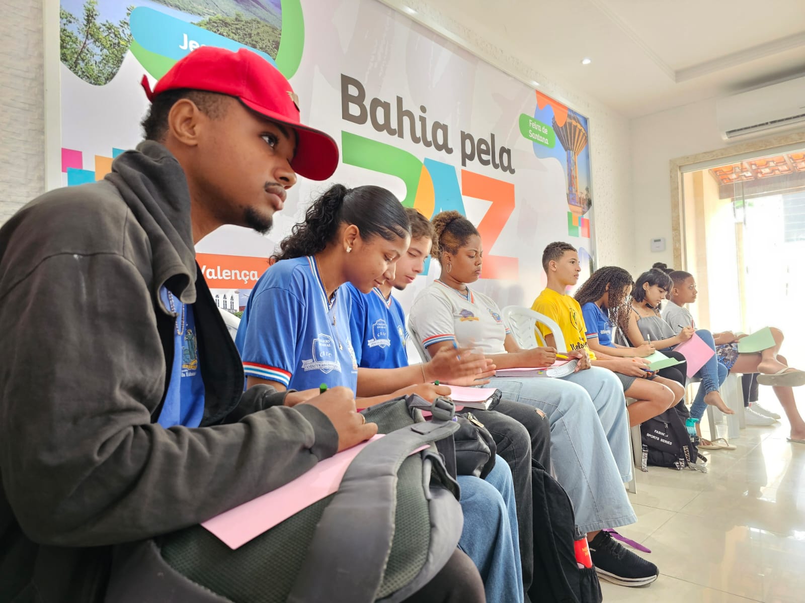 Contação de histórias inspira jovens acompanhados pelo Coletivo Bahia pela Paz em oficina do Pipas Literart nas Escolas