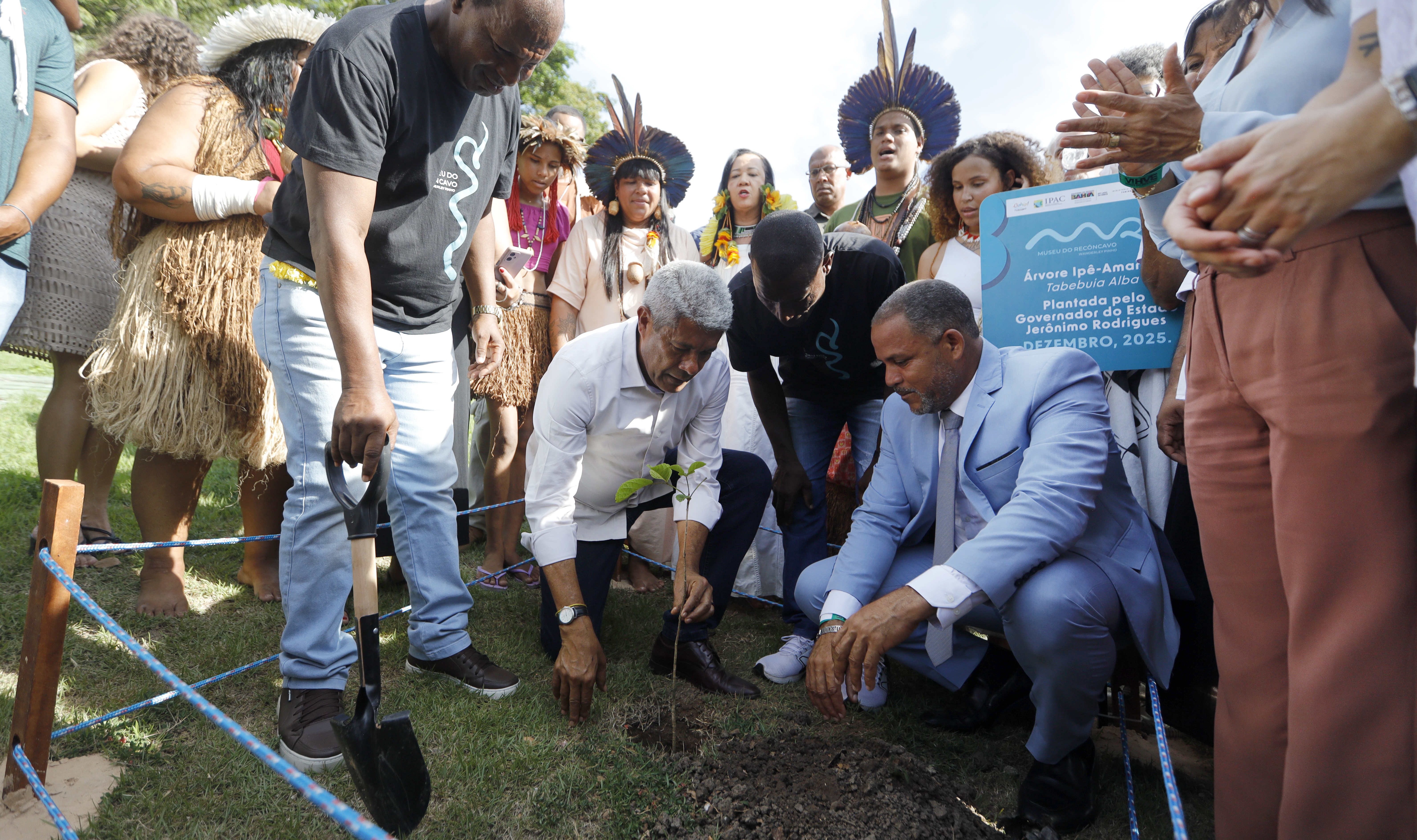 Governador Jerônimo Rodrigues planta muda de ipê amarelo na reabertura do Museu do Recôncavo Wanderley Pinho 