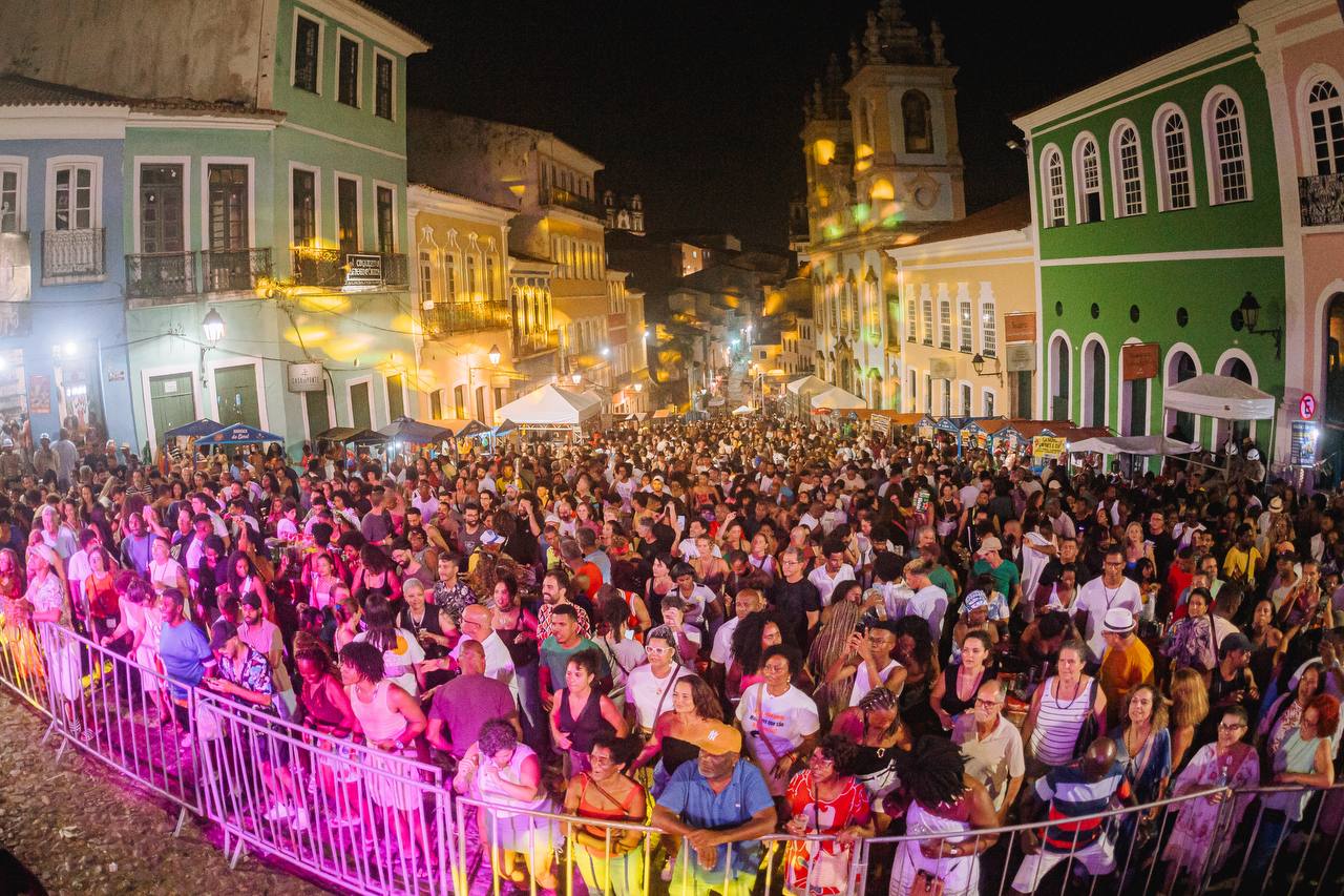 Público lota o Largo do Pelourinho na celebração do Dia do Samba