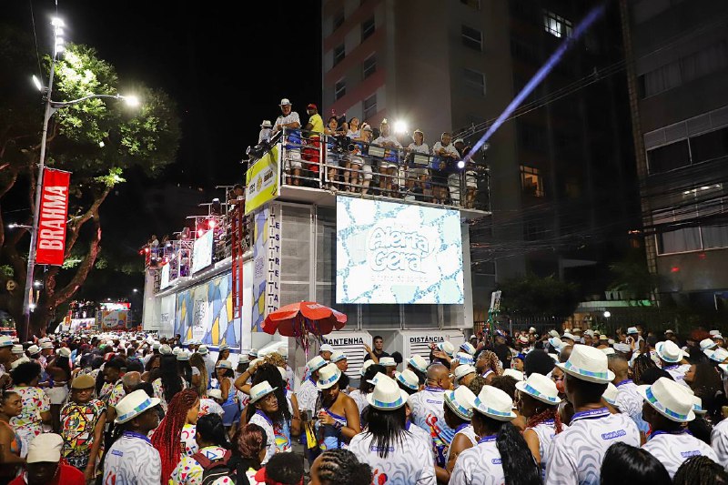 Foliões do Bloco Alerta Geral lotam o Circuito Osmar e transformam a avenida em um grande tributo ao samba, celebrando o legado de Arlindo Cruz com alegria, emoção e reverência à tradição