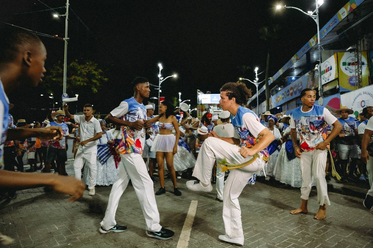 Animação, fé no coração e ancestralidade que ecoa na avenida durante desfile do bloco