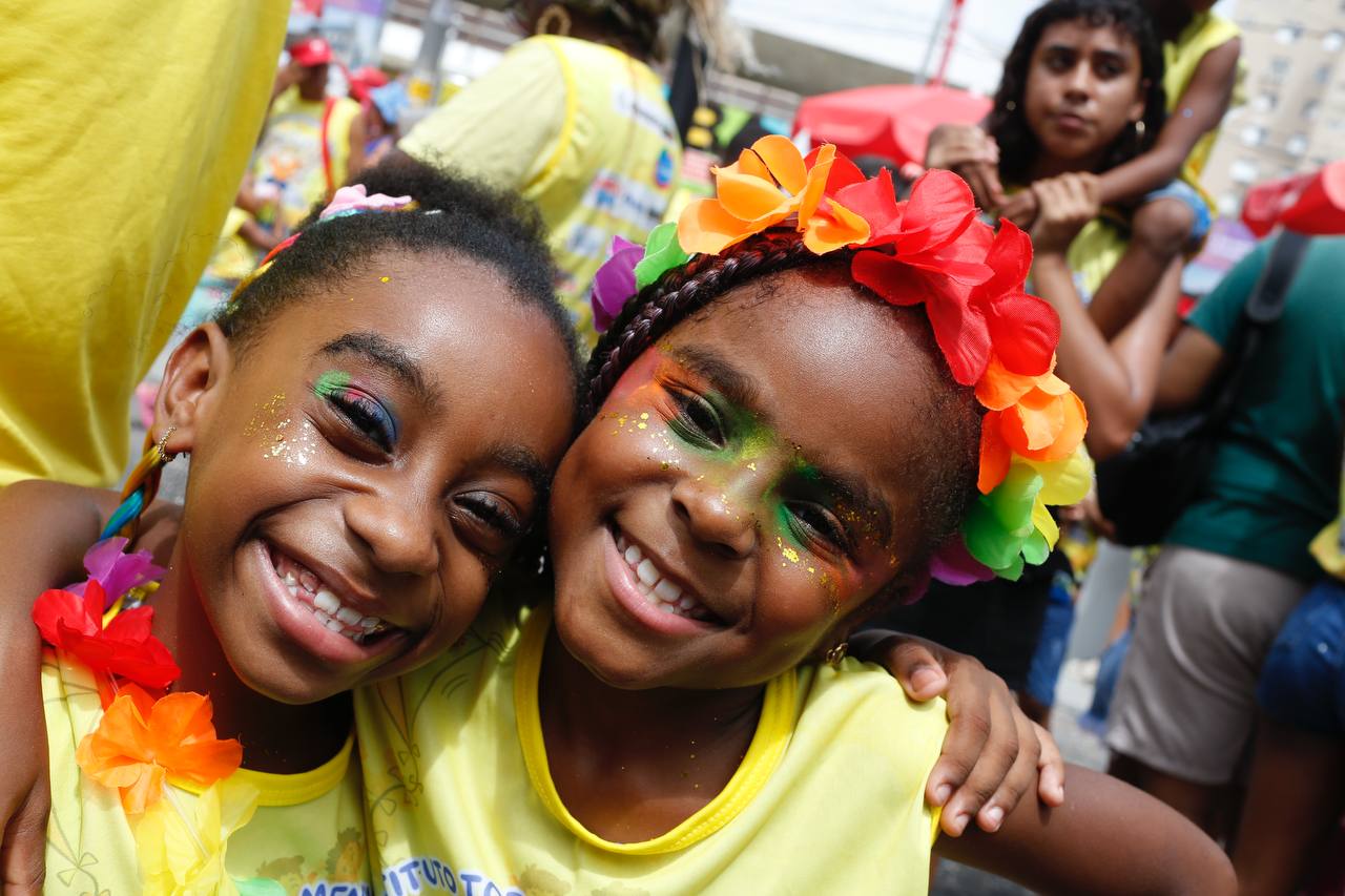 Cores, sorrisos e ancestralidade marcaram o desfile do bloco infantil Todo Menino é um Rei 