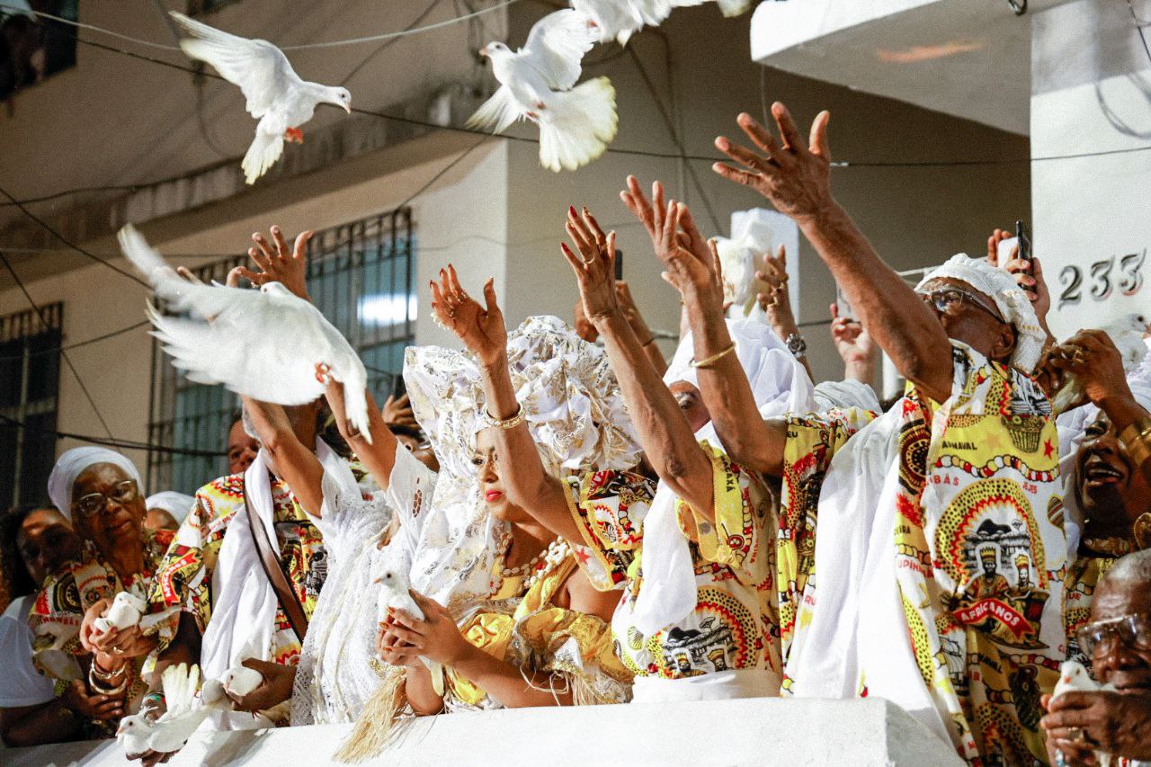 Rito de proteção, tambores e ancestralidade marcaram a saída do Ilê Aiyê 