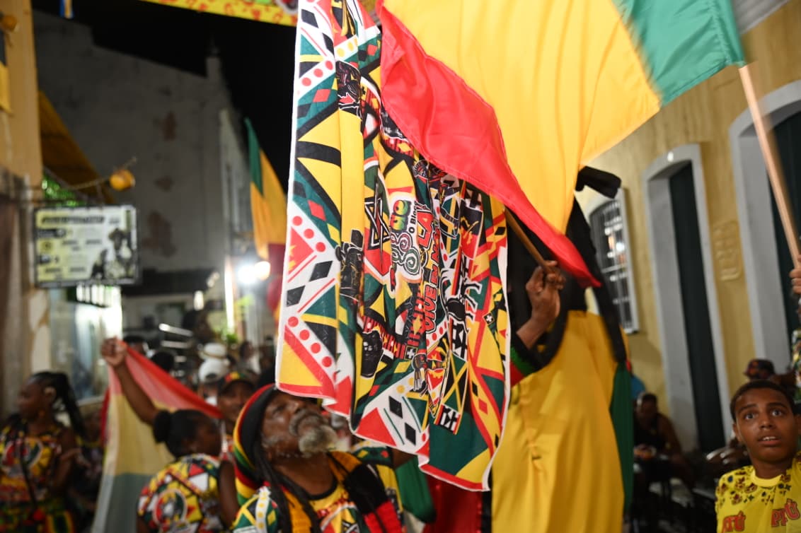 Com bandeiras, cores e muita vibração positiva, foliões do Bloco do Reggae celebram Angola e a força da ancestralidade africana no Carnaval de Salvador 2026