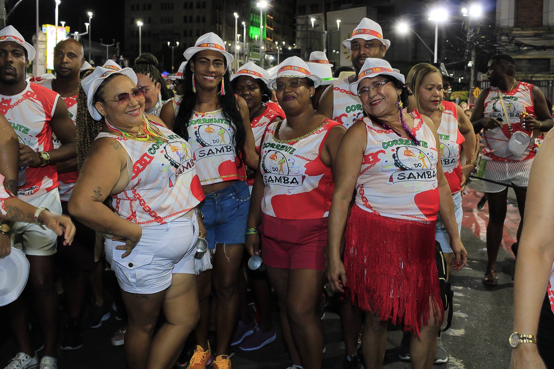 Bloco Corrente do Samba reúne pessoas da mesma comunidade 