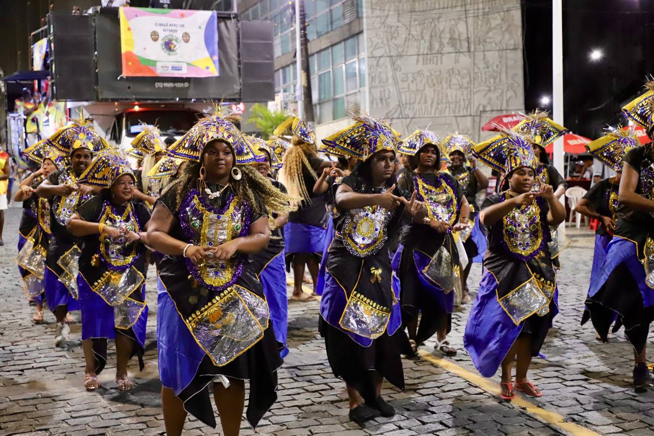 Bloco Afro Jogo de Ifá desfilou com trajes inspirados no Egito