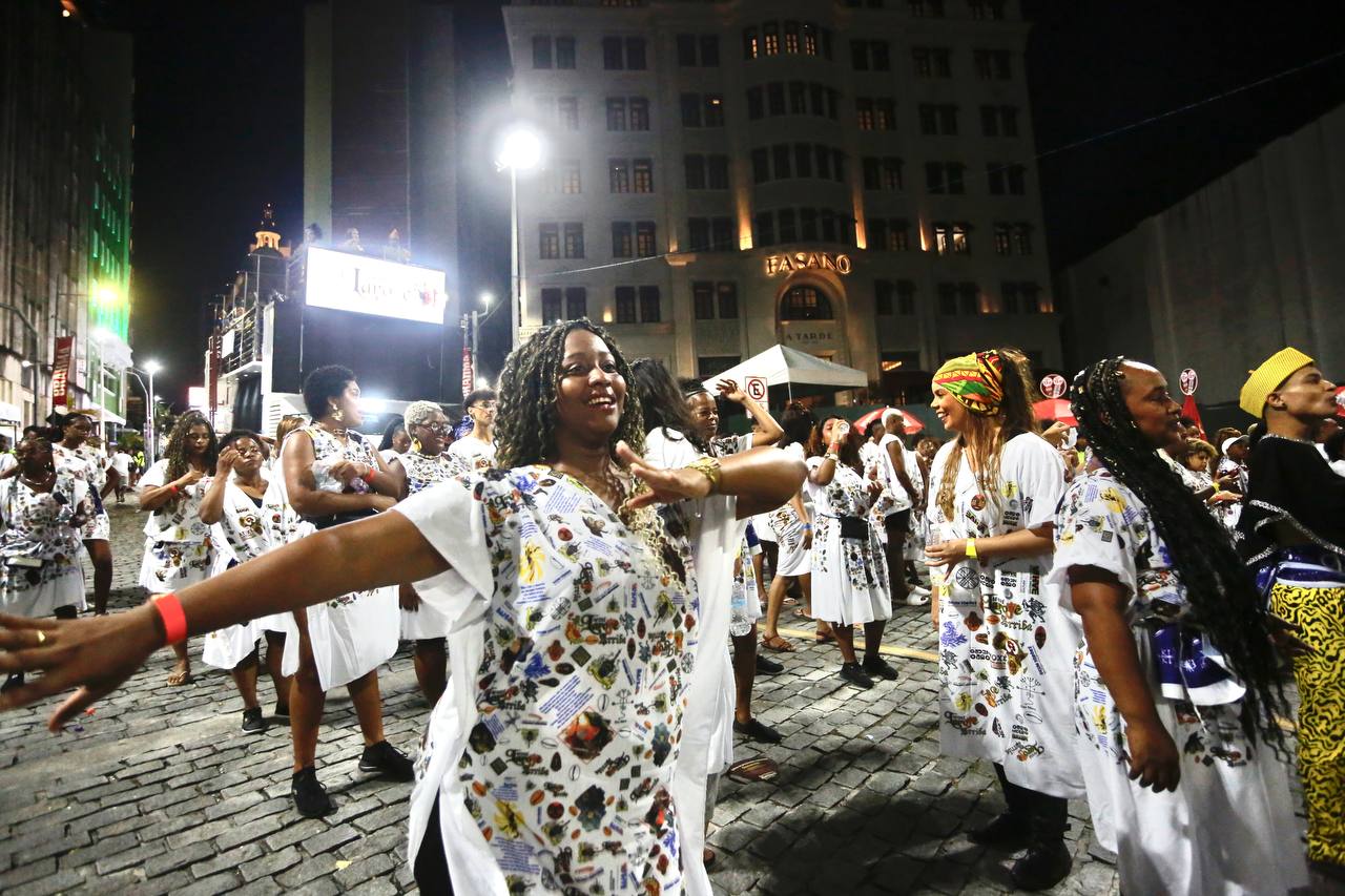 O abadá branco reforçou a proposta de paz, espiritualidade e conexão com as tradições de matriz africana