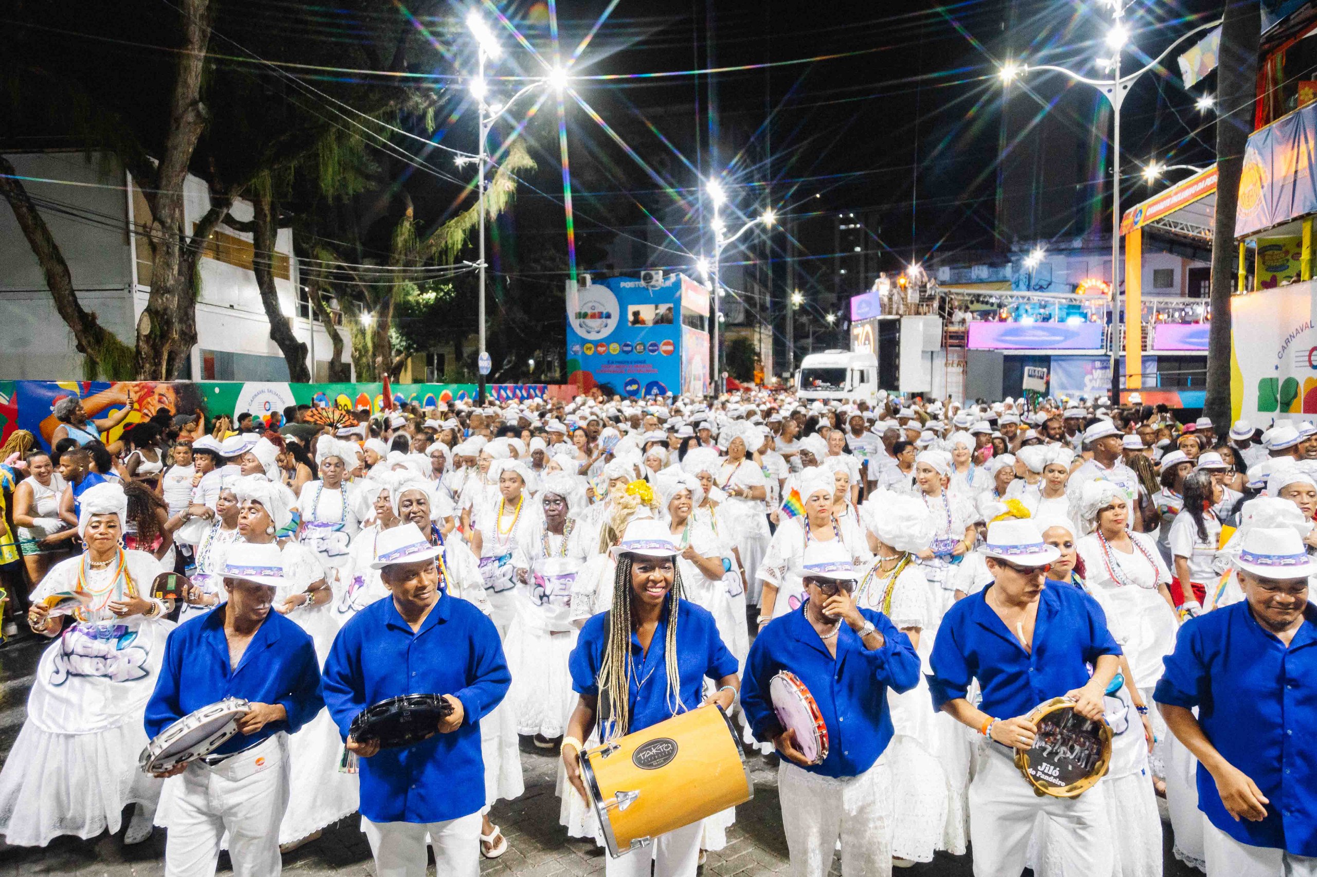 Baianas vestidas a caráter abriram o desfile do Bloco Vem Sambar