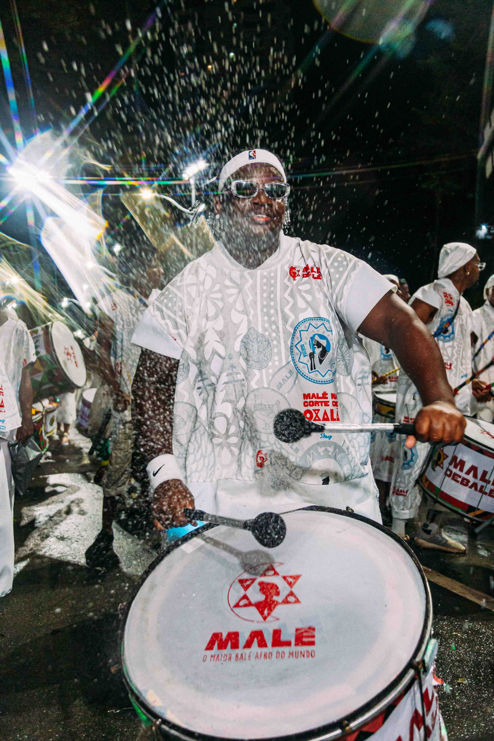 Para homenagear o orixá da paz, os integrantes do bloco vieram vestindo roupas e adereços brancos