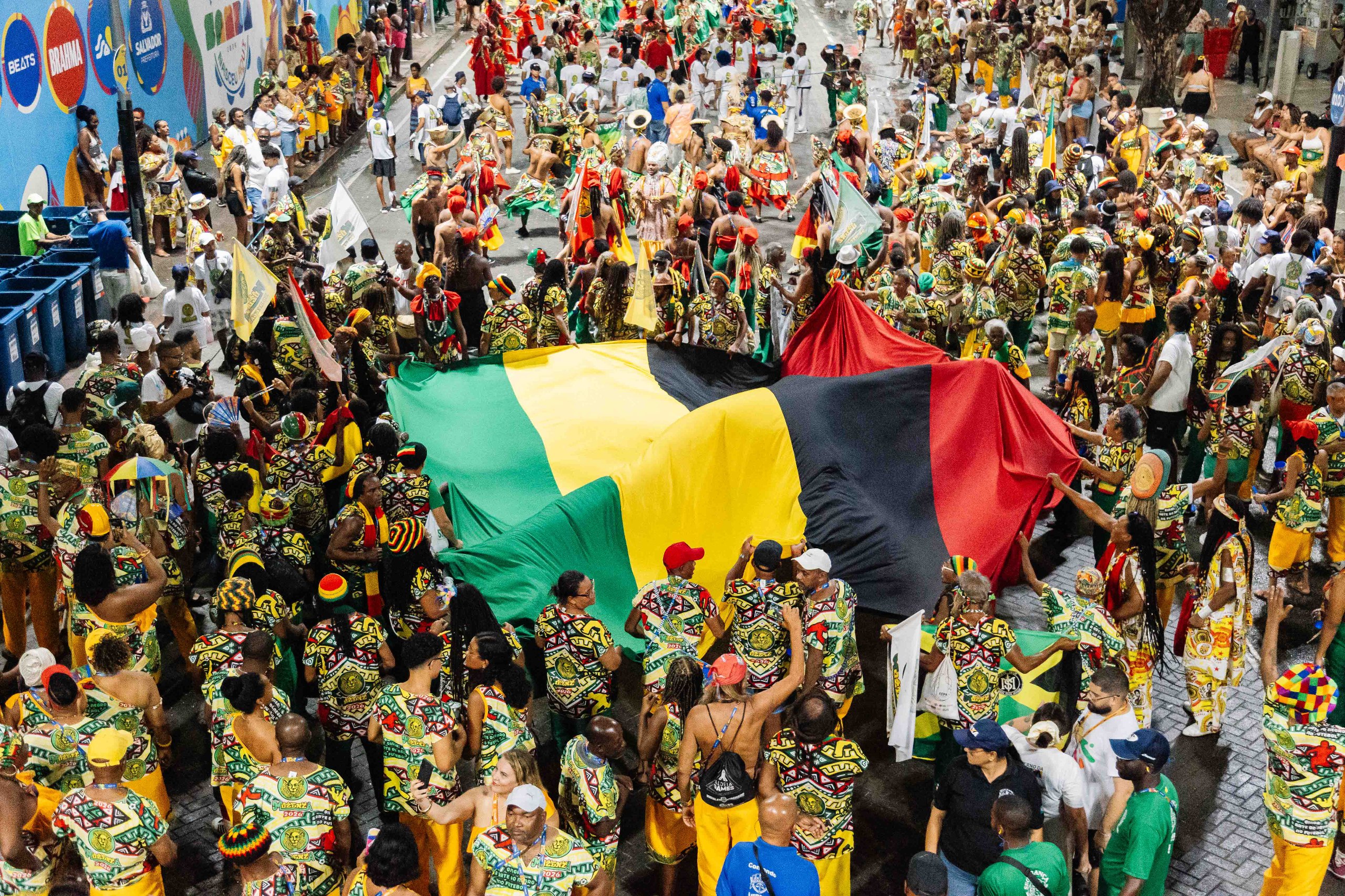 O Muzenza desfilou suas fantasias coloridas no sábado de Carnaval Ouro Negro