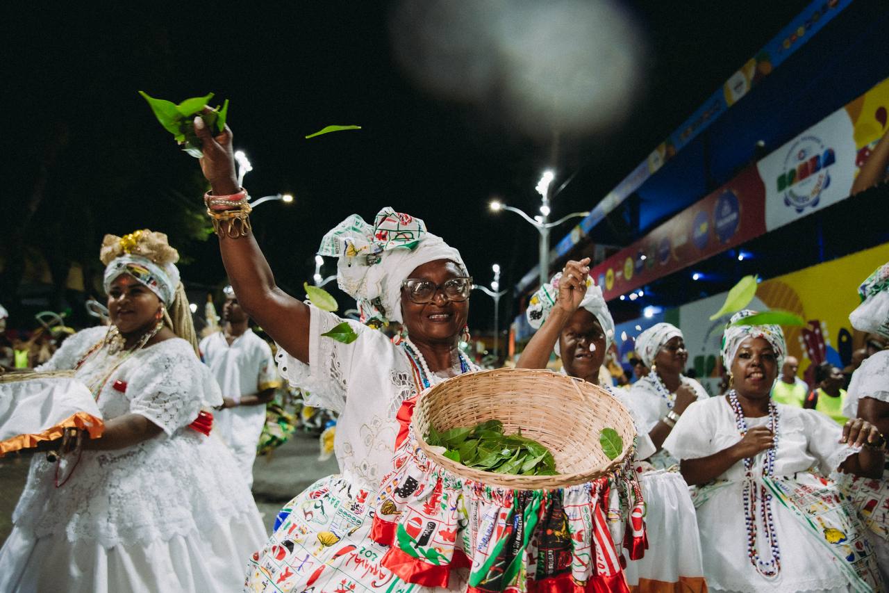 O verde predomina nas fantasias com flechas e elementos da floresta reforçando a proteção do caçador