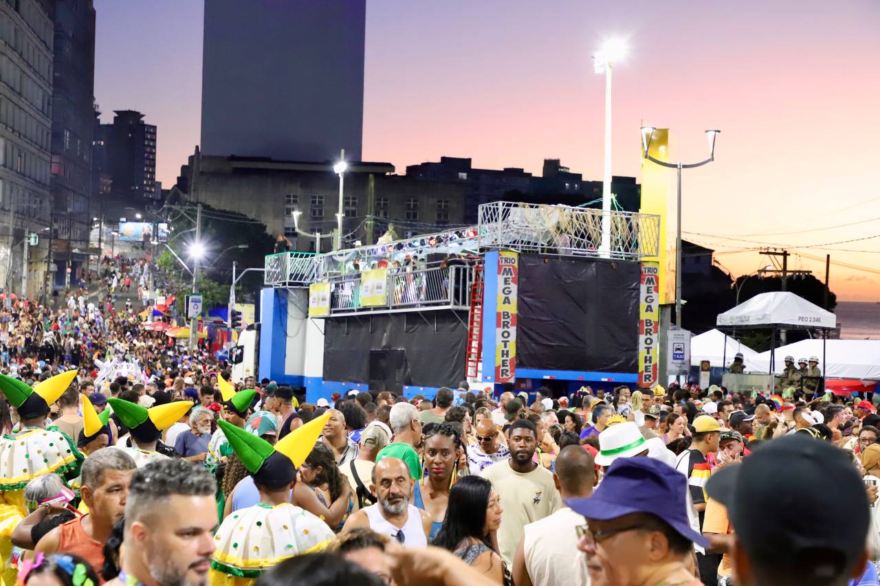 Os foliões se concentraram na praça Castro Alves e seguiram em direção à rua Carlos Gomes