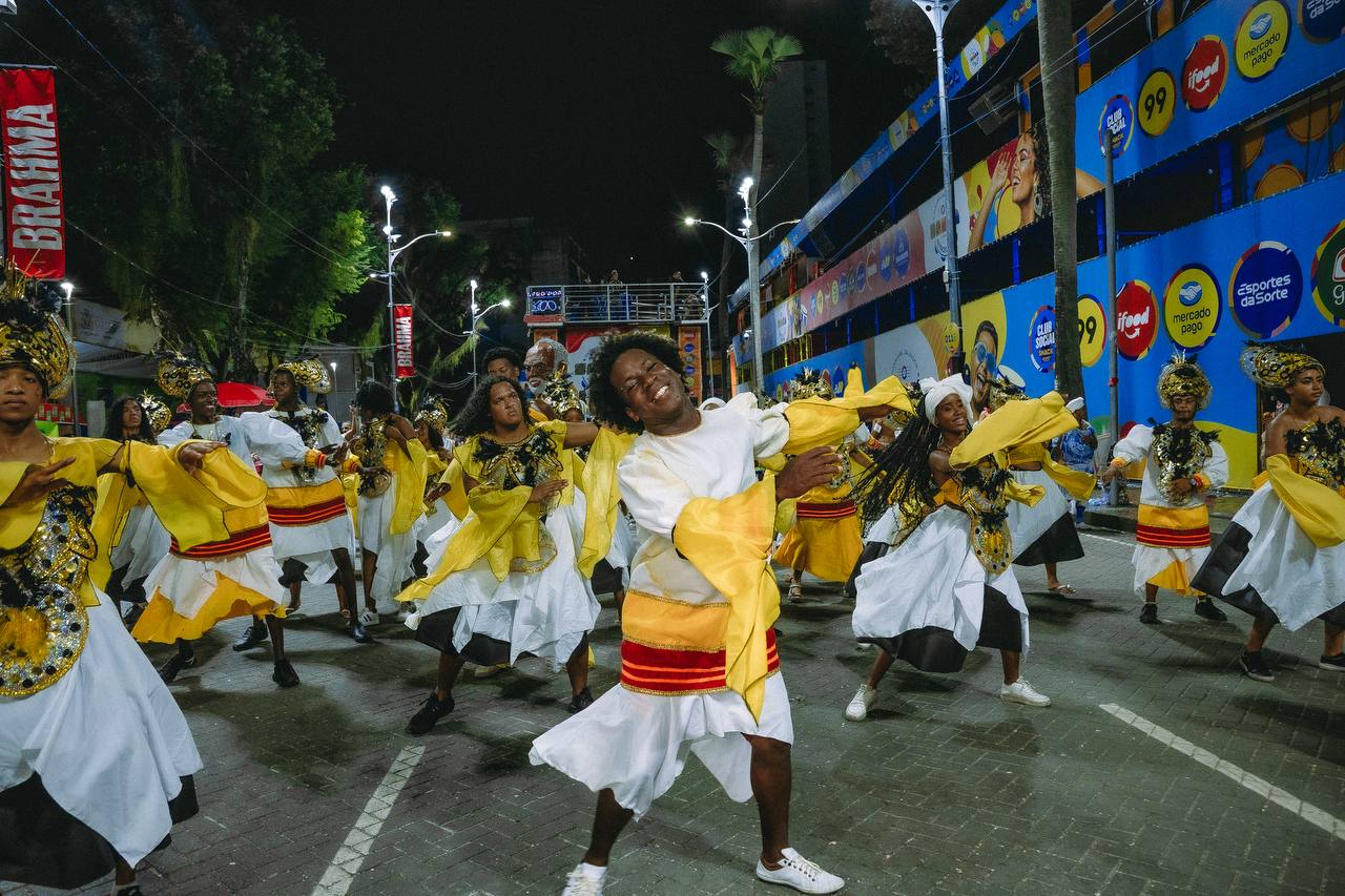 A ala de frente surgiu com figurinos em dourado e preto, marcando presença com imponência