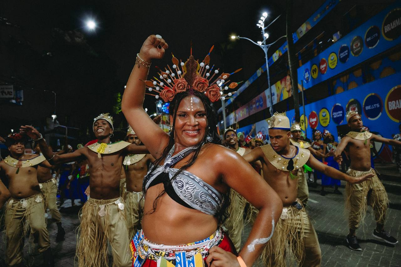 Os associados desfilaram com roupas coloridas e cheias de referências a Makota Valdina