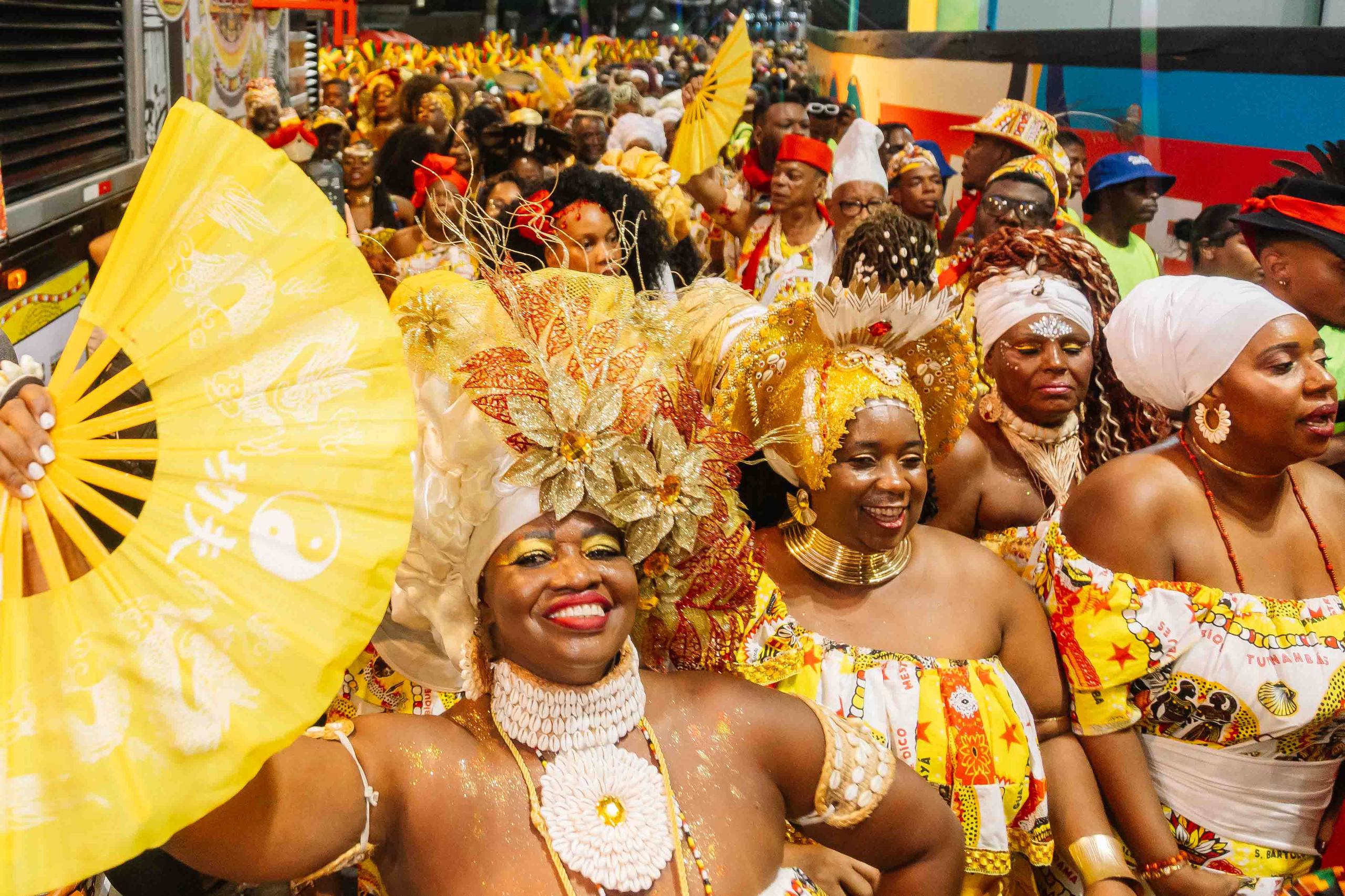 Homens e mulheres, de cabeça erguida, exibiam sua beleza