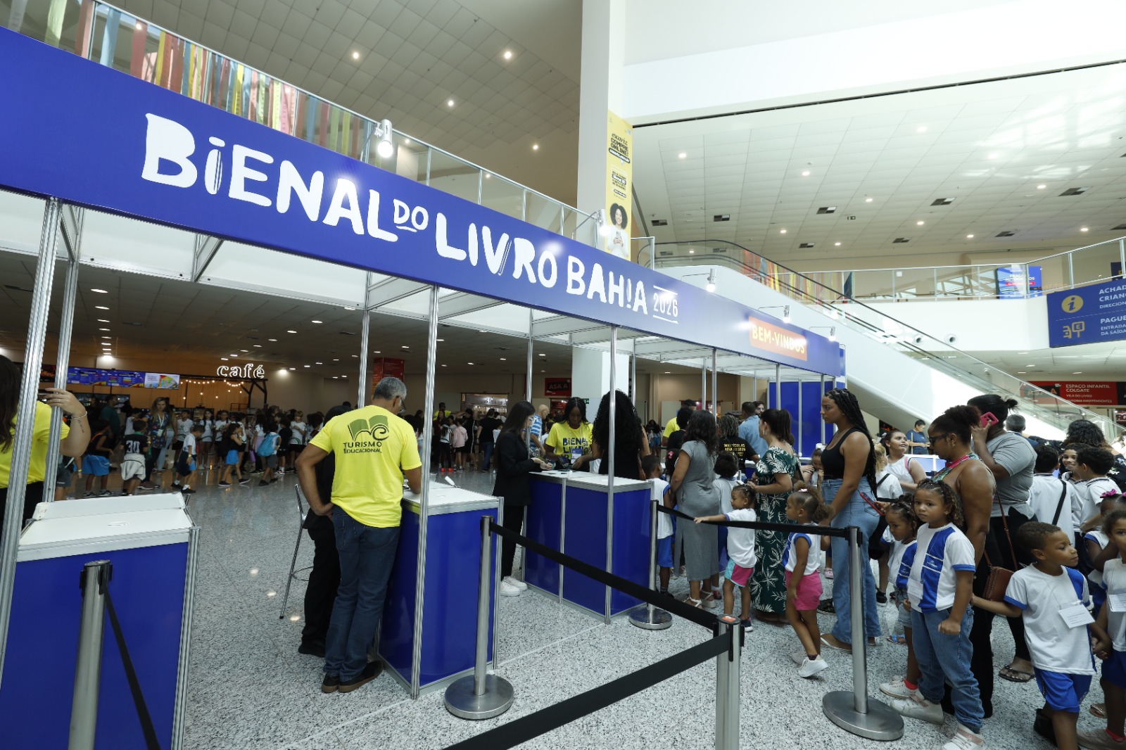 Coletivos Bahia Pela Paz levam mais de 100 jovens periféricos para a Bienal do Livro em Salvador