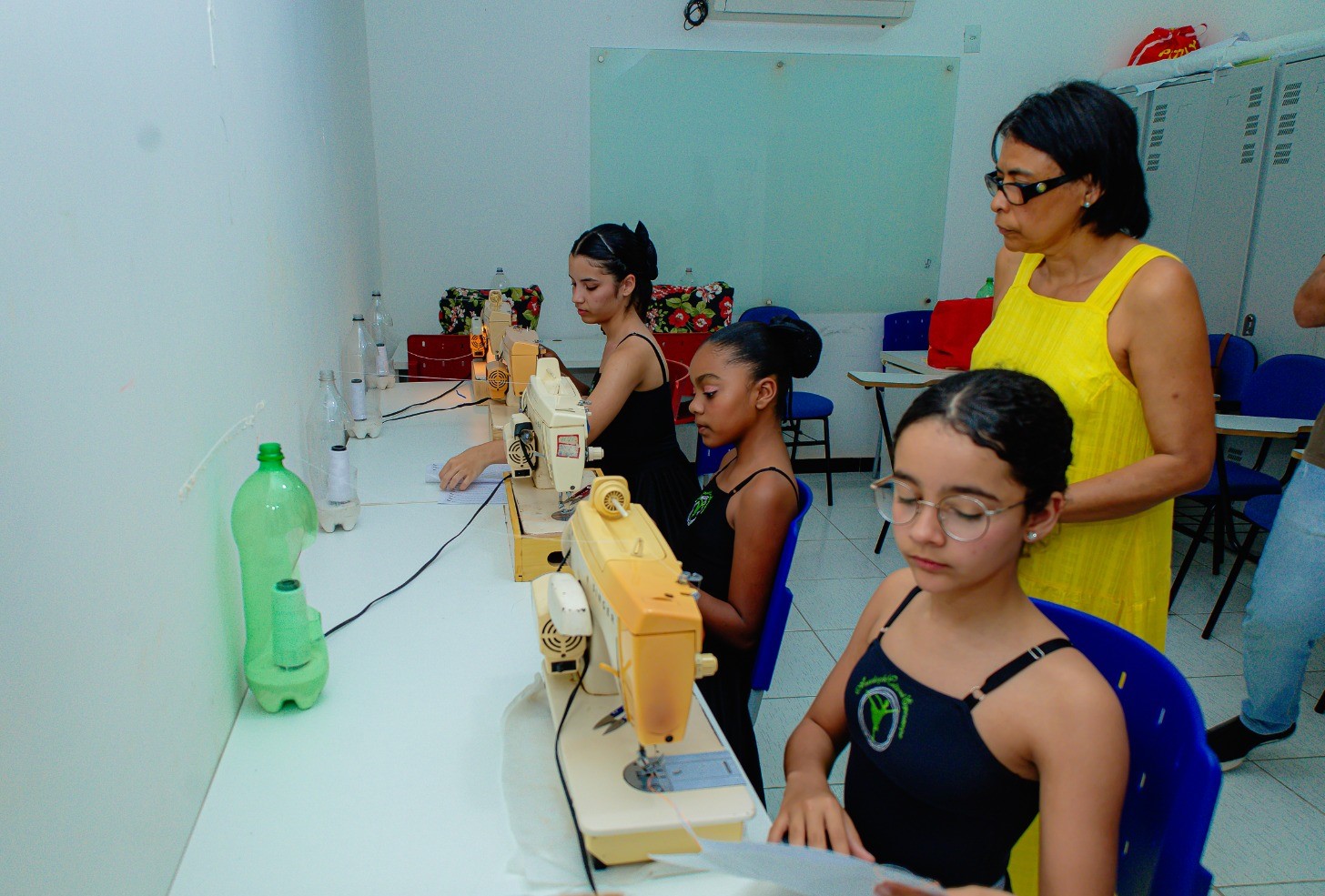 Produção de figurinos autorais realizada por jovens do Projeto Contra a Onda