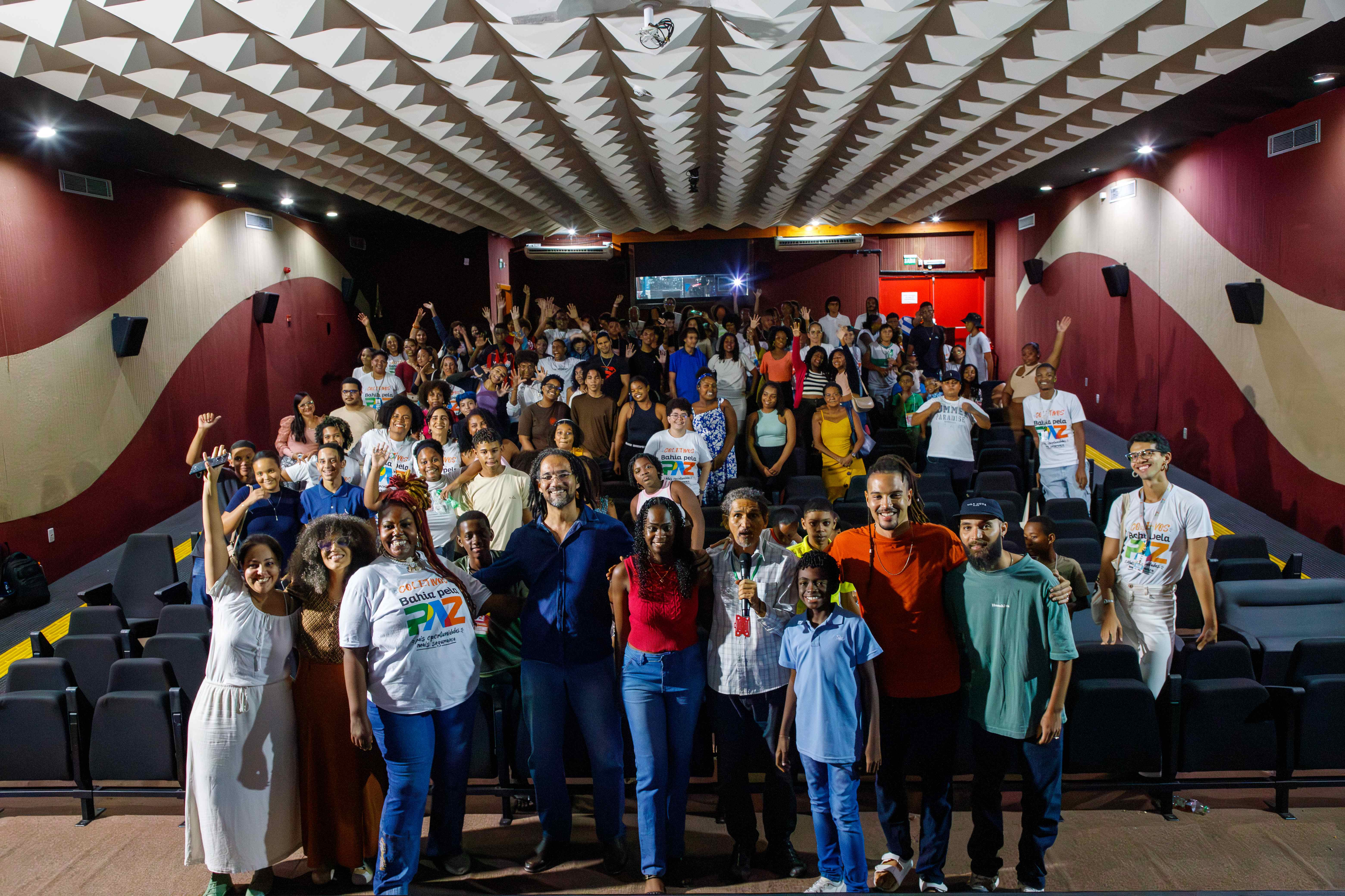 Programa Bahia Pela Paz leva 130 jovens para assistir filme “Sonho de Arrocha” através de articulação entre SJDH e SecultBA