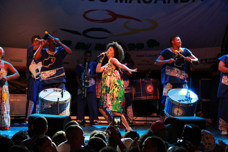 Juliana Ribeiro e bloco afro Bankoma (Foto: Sidney Rocha)