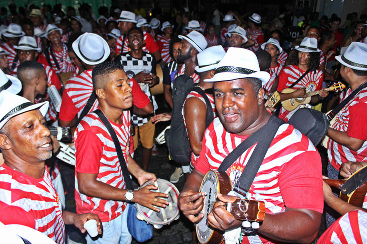  O Grupo Usina do Samba desfilou nesta sexta (24) pelas ruas do Pelourinho 