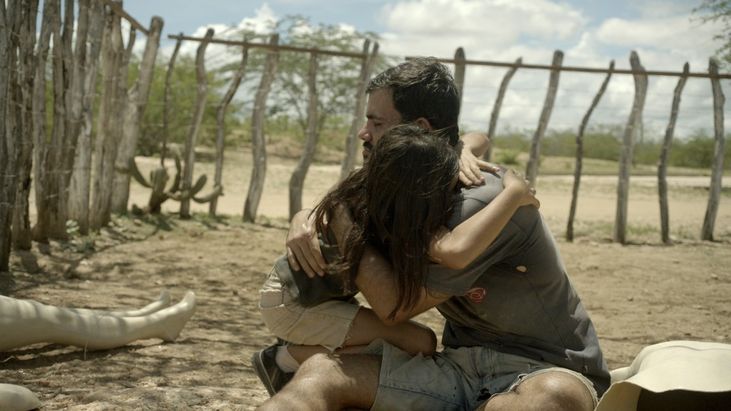 Juliano Cazarré (Iremar) e Aline Santana (Cacá) em Boi Neon