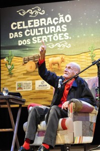 Ariano conta causos do sertão em aula espetáculo no Centro de Cultura Amélio Amorim
