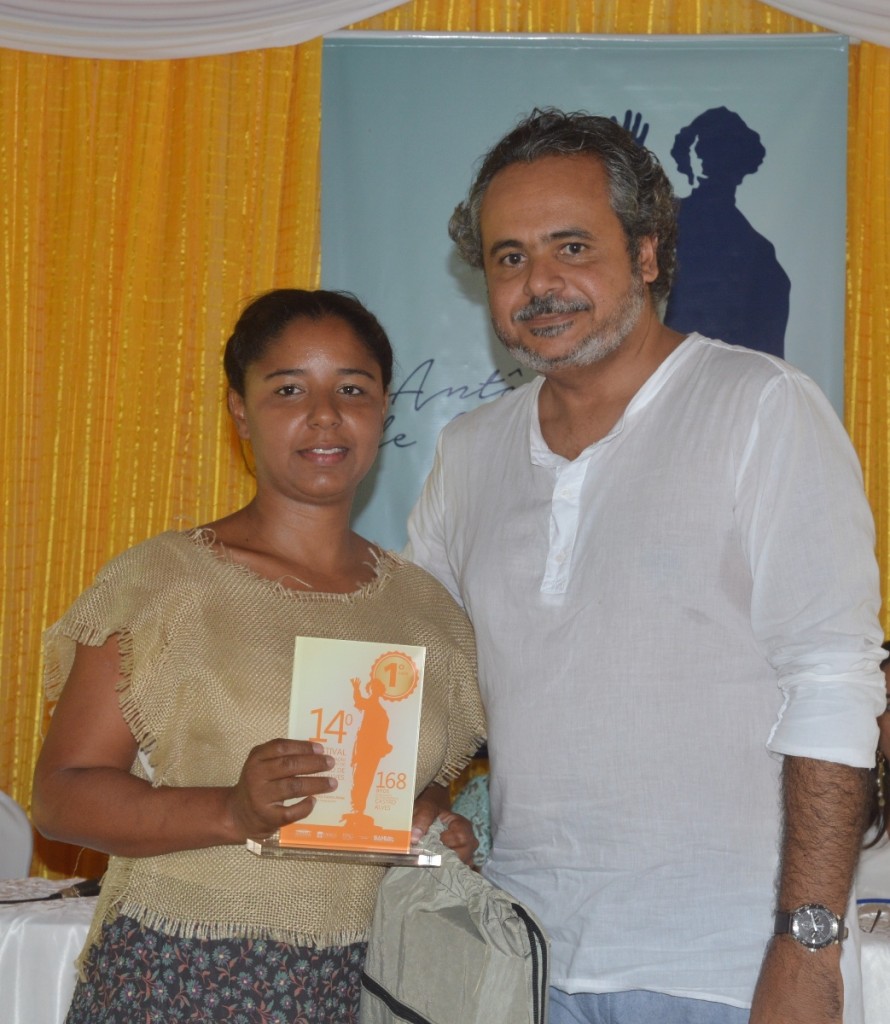 Gilvana Dias Cerqueira, 33 anos (1º lugar no 14º Festival de Declamação de Poemas) e o diretor do IPAC, João Carlos 