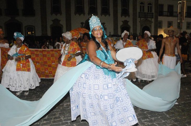 Samba de roda e Afoxé desfilam no Circuito Batatinha