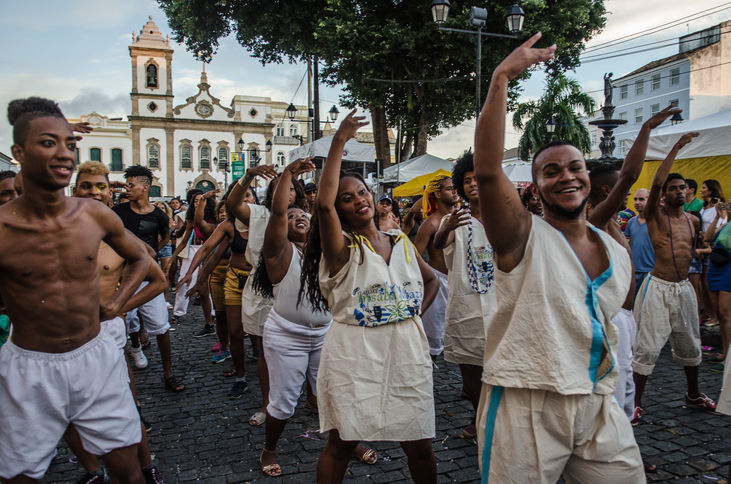 Desfile Ouro Negro trouxe os blocos de Afoxé para o penúltimo dia de folia no Pelô
