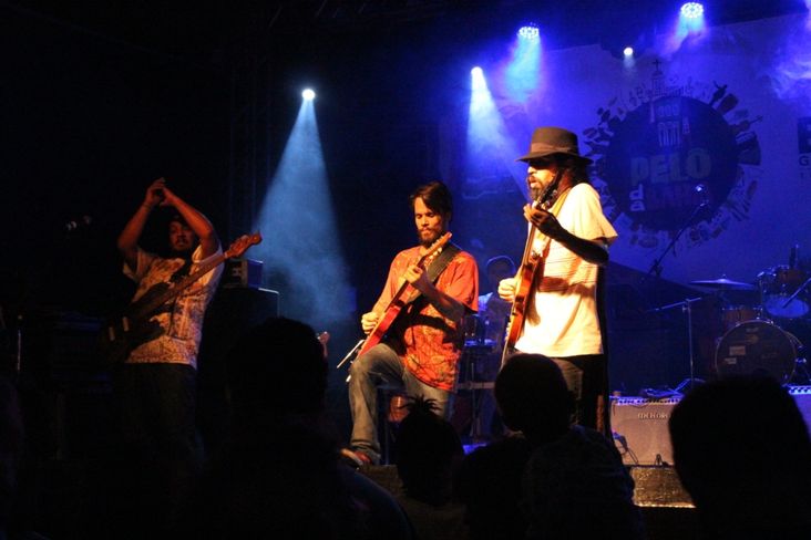 Uma das principais bandas instrumentais da Bahia conquista baianos e turistas com mix de ritmos africanos e afrobrasileiros