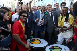 Presidente da França Emmanuel Macron com o Olodum no Pelourinho