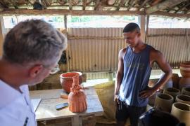 Conheça Wesley Souza, escultor baiano que produziu imagem de orixá entregue à cantora Maria Bethânia