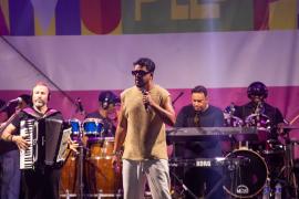 Cantor Rafique Saad animou o público no Largo Quincas Berro D'Água